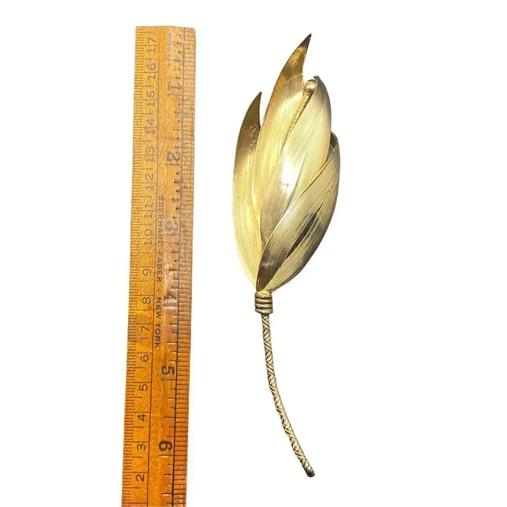 Vintage large flower pin in gold tone detailed stem brooch